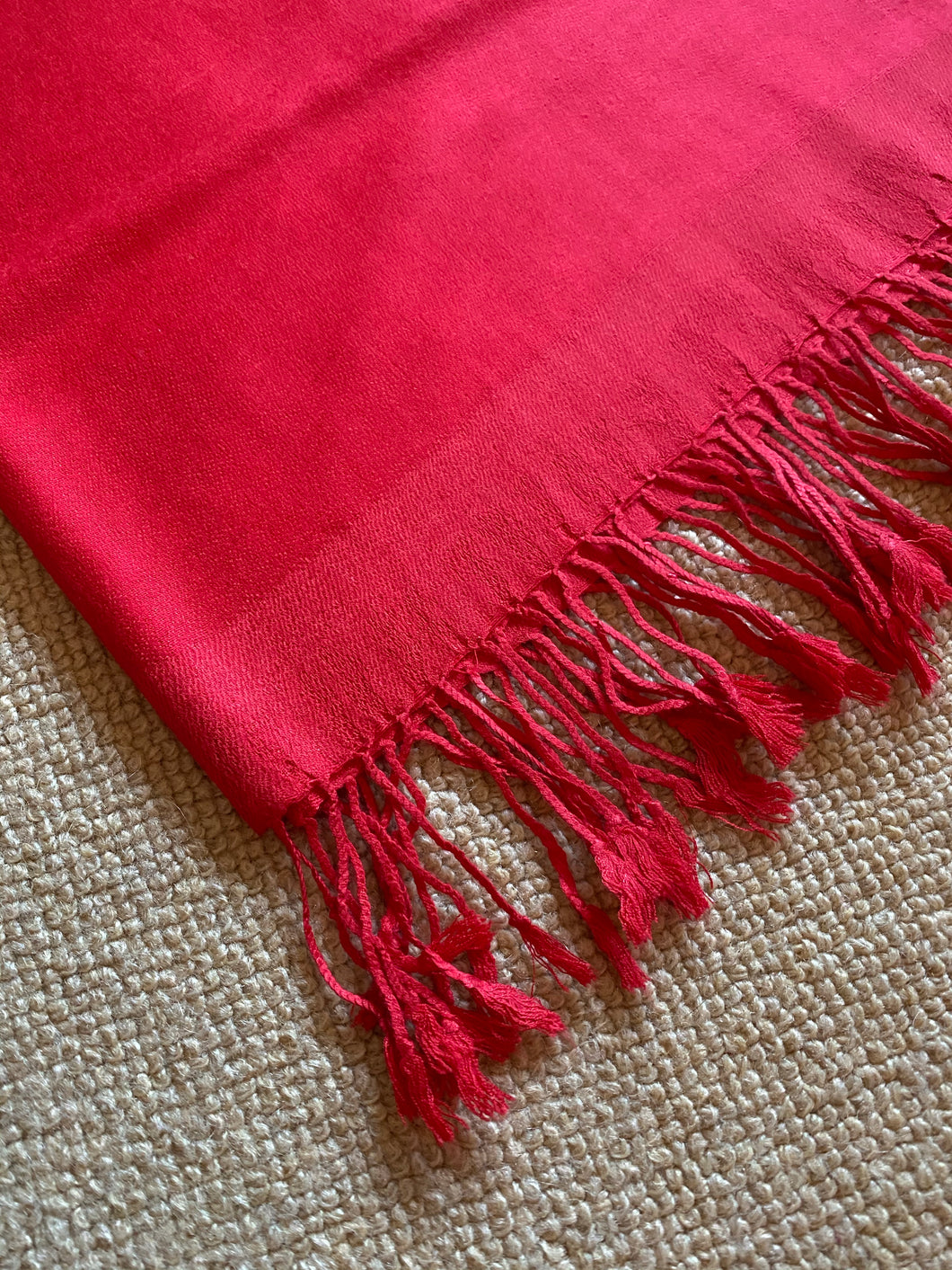WI110 Scarlet wool scarf with tassles