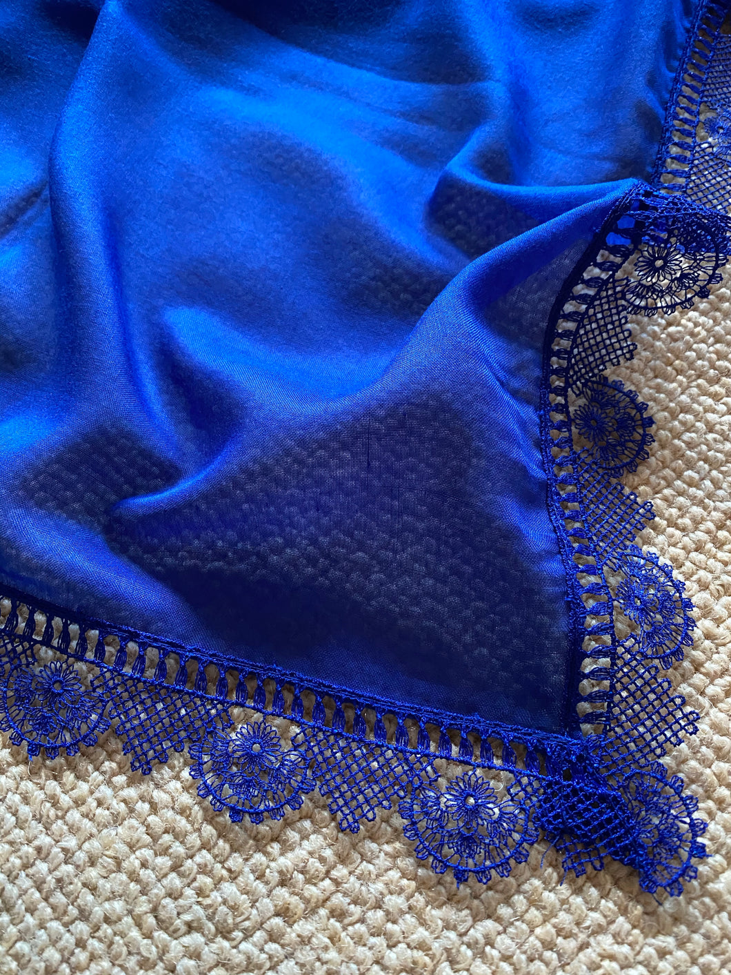 WI120 Royal blue, lace edged, plain, cotton square