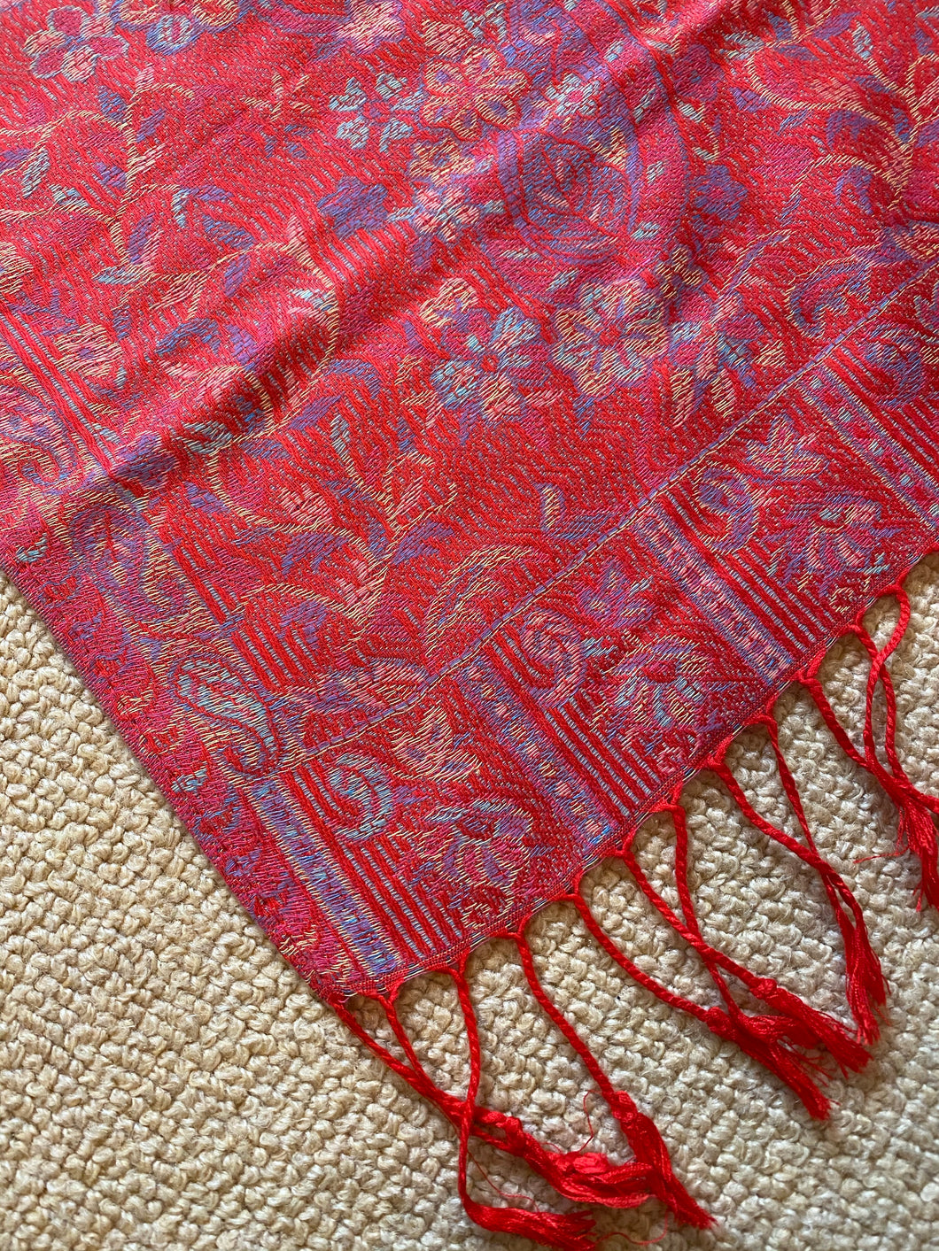 AU101 Bright geranium paisley pattern tassle wool scarf