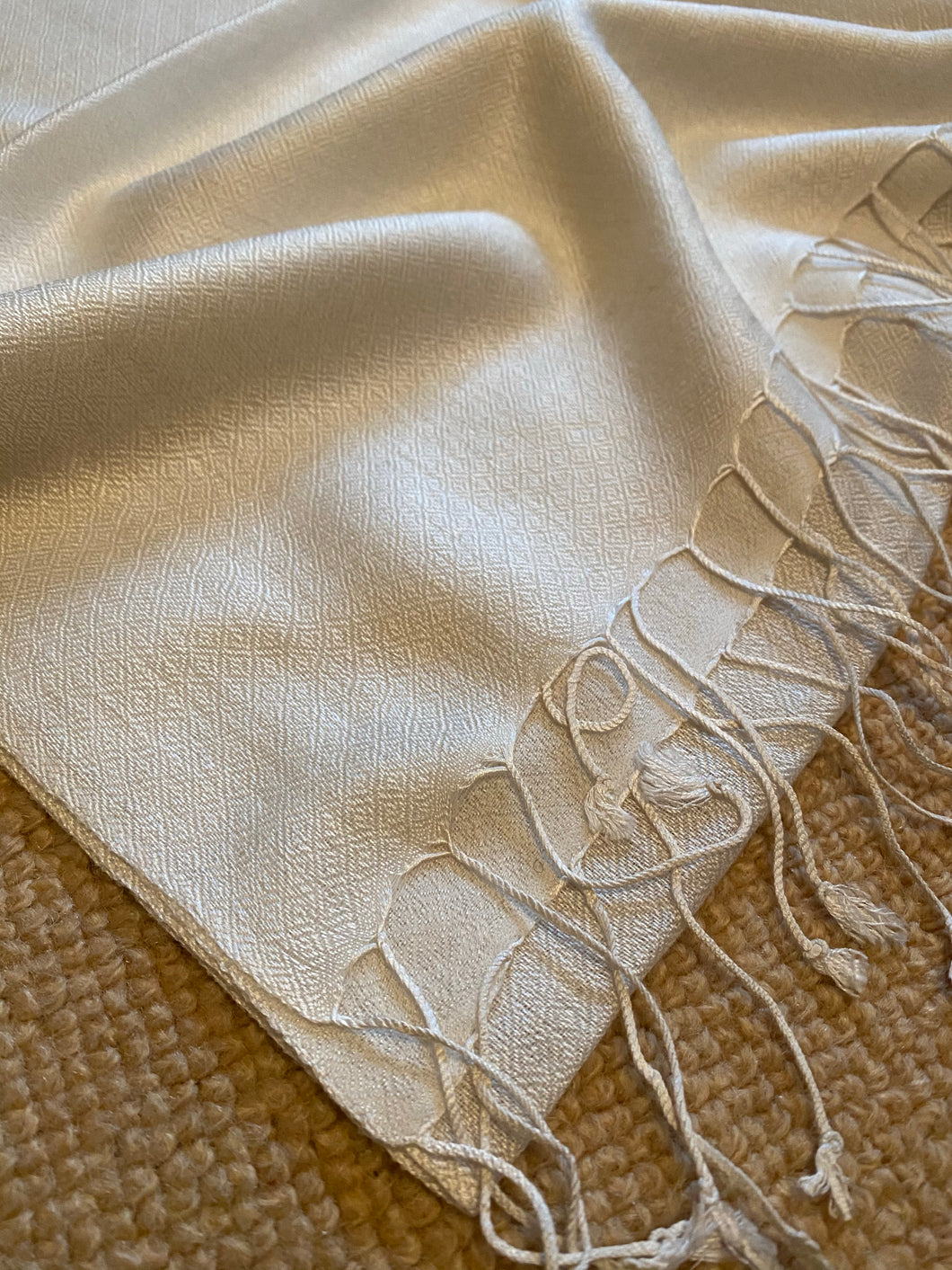 SU119 Winter white, long, plain wool scarf with tassles