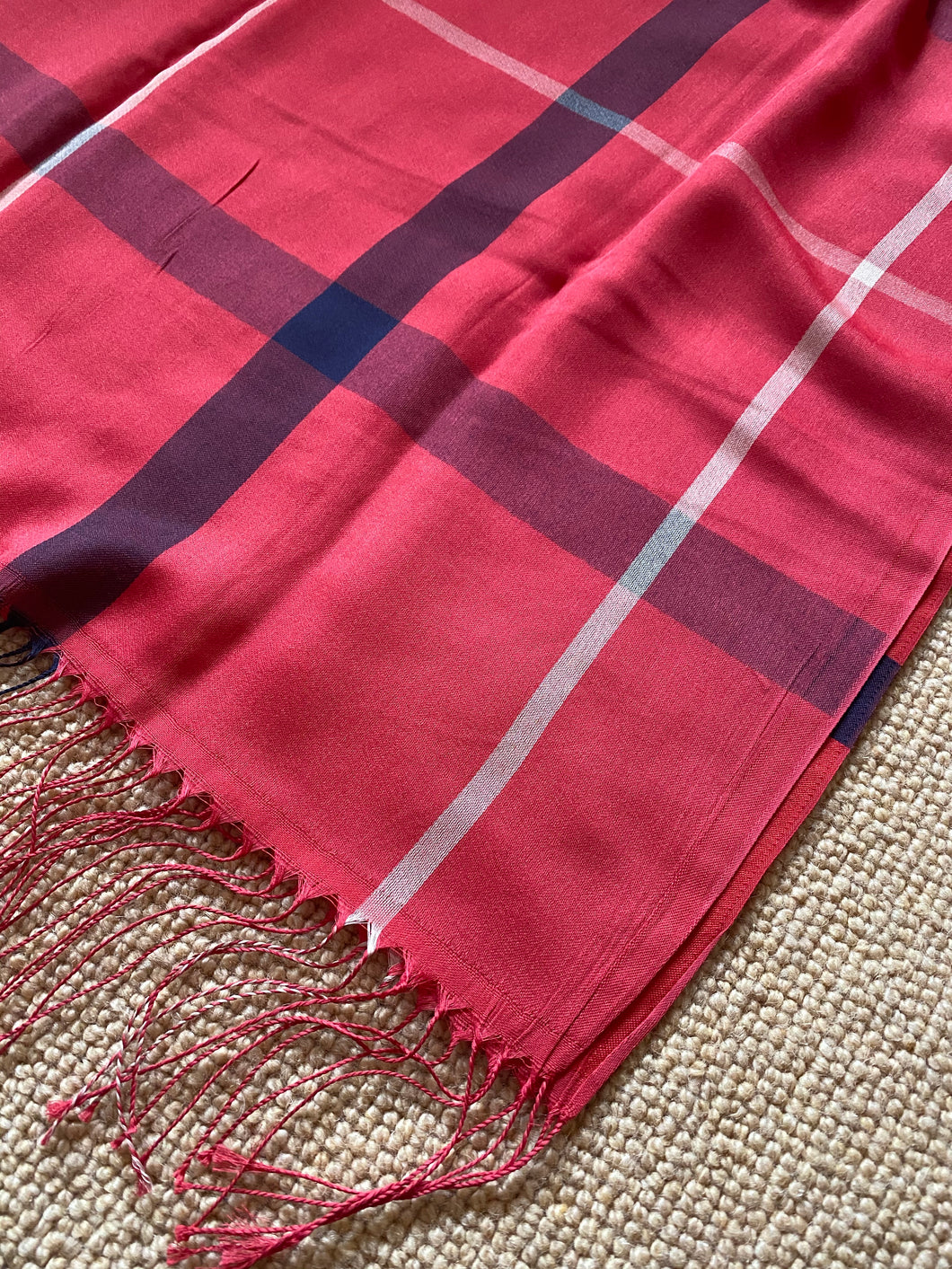 SU103 Striking, soft coral red and navy, burgundy large check scarf